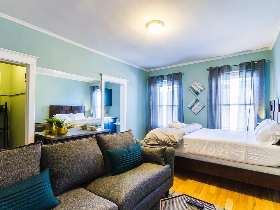 2113 W Sunset Blvd #4