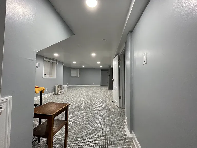 2711 W Leland Ave — Photo 2