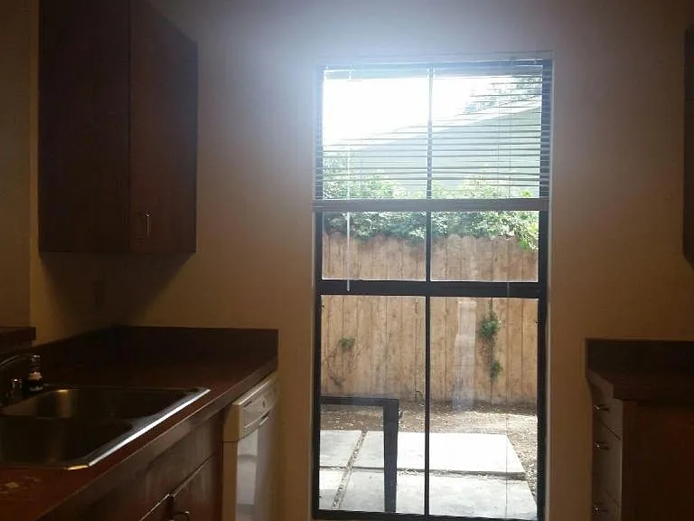 1187 Grove Ave #E — Photo 4