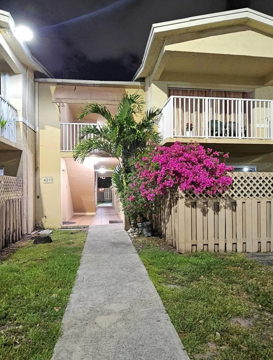 2 bed, 1060 sqft, $2,400 — Photo 1