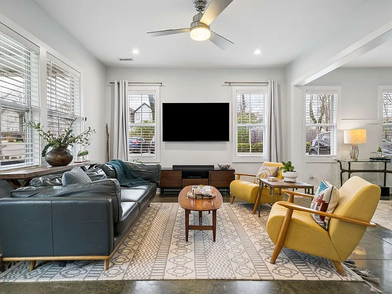 1125 Chester Ave #11 — Photo 3