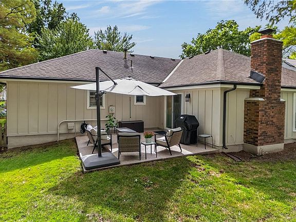 4th image of 1104 NE Oak Tree Dr