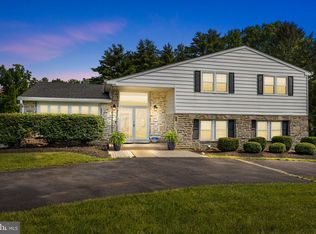 951 Robin Ln, Huntingdon Valley, PA 19006
