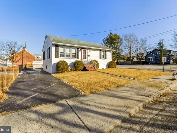 58 Oak St, Pennsville, NJ 08070