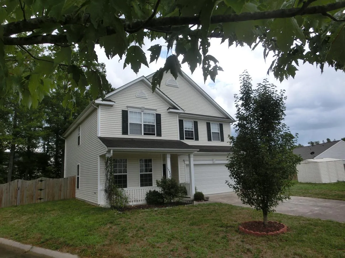 4 bed, 2.5 bath, 2540 sqft, $2,800 — Photo 2