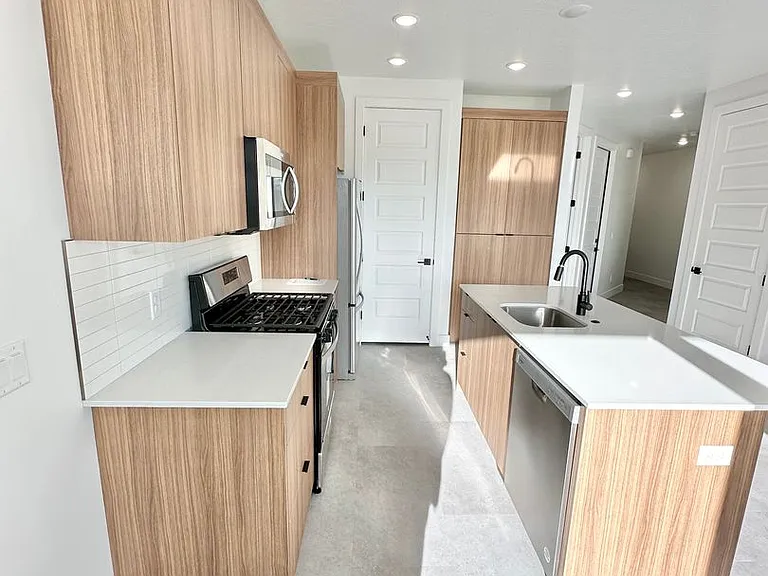329 S 1930 W — Photo 12