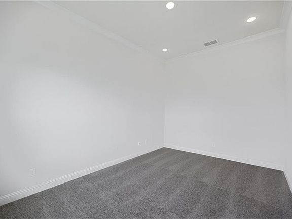 4th image of 2704 Majestic Ave
