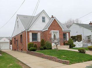 254 Jefferson St, Franklin Square, NY 11010