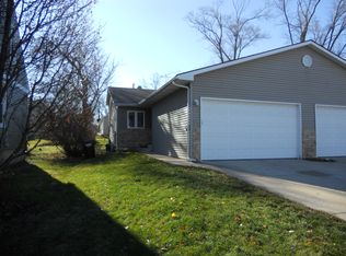 410 E Judd St, Woodstock, IL 60098
