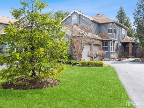 13 Fairway Blvd, Monroe Township, NJ 08831