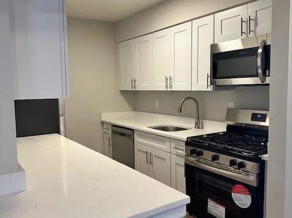 16 Pointe Circle S #16, Coram, NY 11727