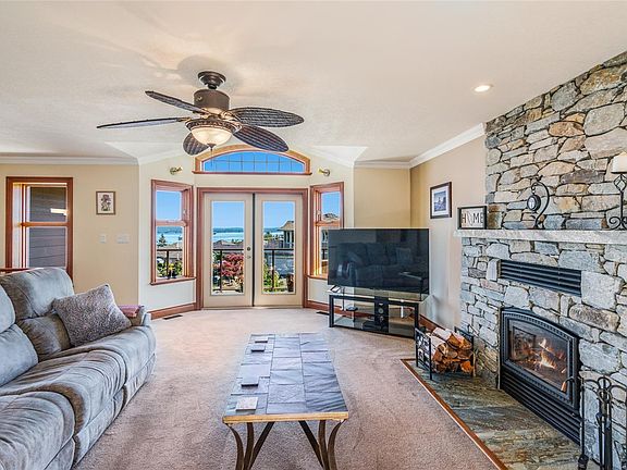 4th image of 526 Douglas Pl