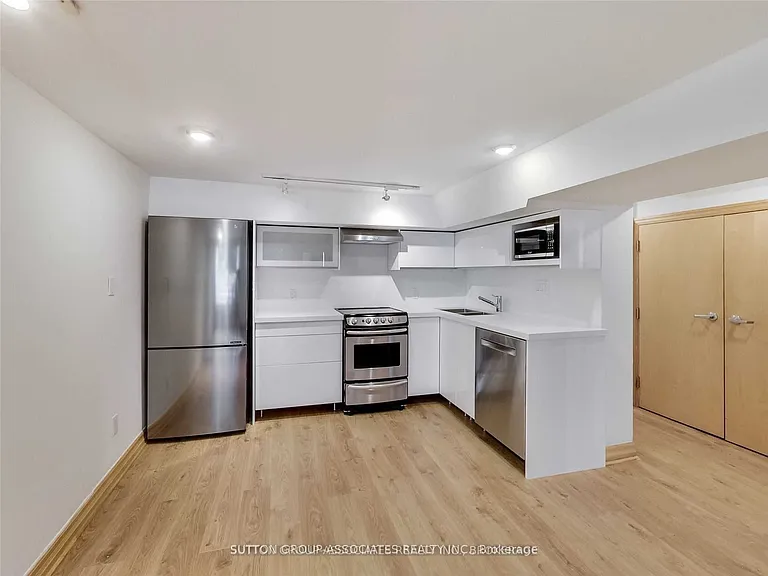 20 Kendal Ave #LOWER — Photo 3
