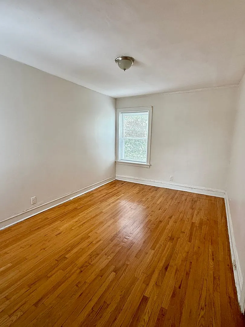 Large 3 bedroom in Greater Grand Crossing — Photo 3