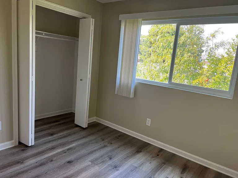 5140 Oakland St — Photo 2