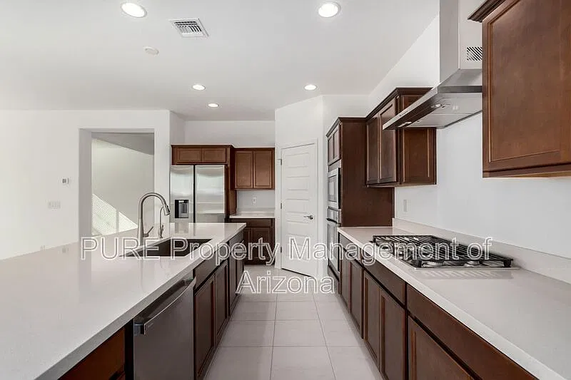 4 bed, 3.0 bath, 2352 sqft, $2,495 — Photo 4