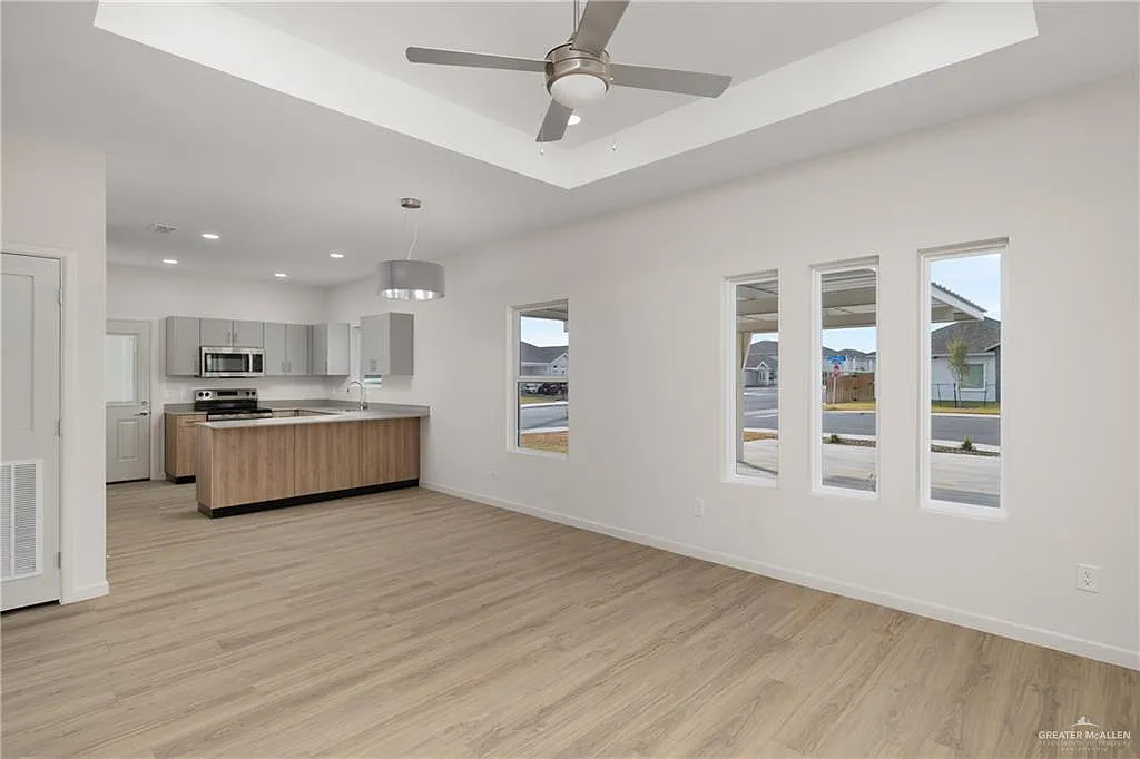 2 bed, 2.0 bath, 4224 sqft, $1,200 — Photo 3