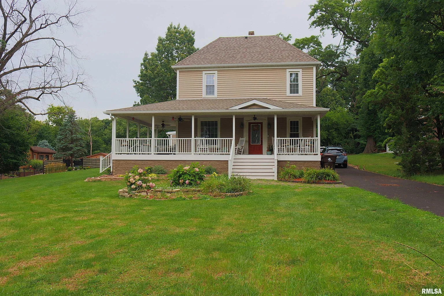 2301 E Grandview Ave photo 1