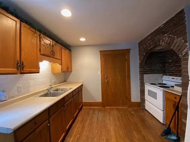 22 Wellington Street North Kitchener — Photo 2