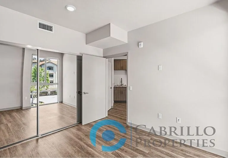 3093 Broadway #302 — Photo 4