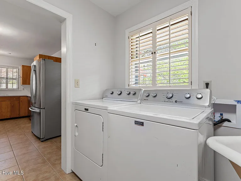 225 Arbutus Rd — Photo 20