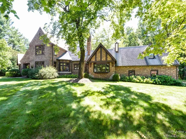 2 Ridgemor Dr, Ann Arbor, MI 48103