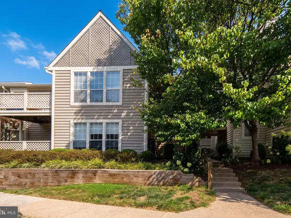 7660 Willow Point Dr, Falls Church, VA 22042