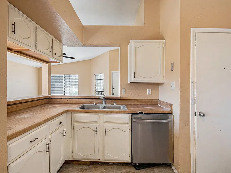 6600 Brookhaven Ct — Photo 10