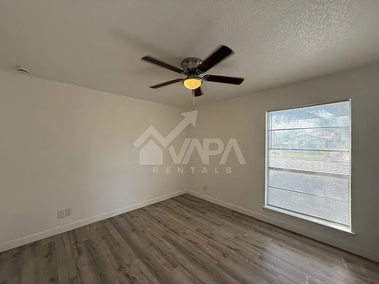 2706 Lakebriar St — Photo 13