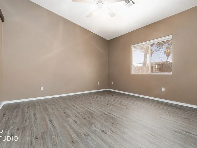 553 Emperor Ln — Photo 16
