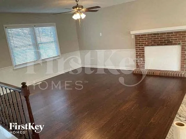 3 bed, 2.0 bath, 1723 sqft, $1,815 — Photo 2
