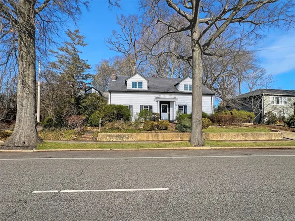 118 Shelter Rock Rd, Roslyn, NY 11576