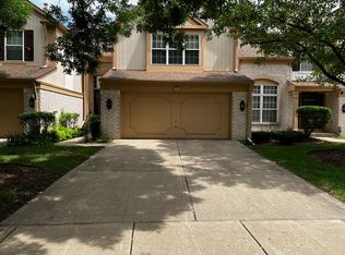 200 W Fox Hill Dr, Buffalo Grove, IL