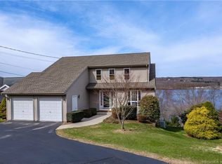 67 Phoenix Dr, Groton, CT 06340