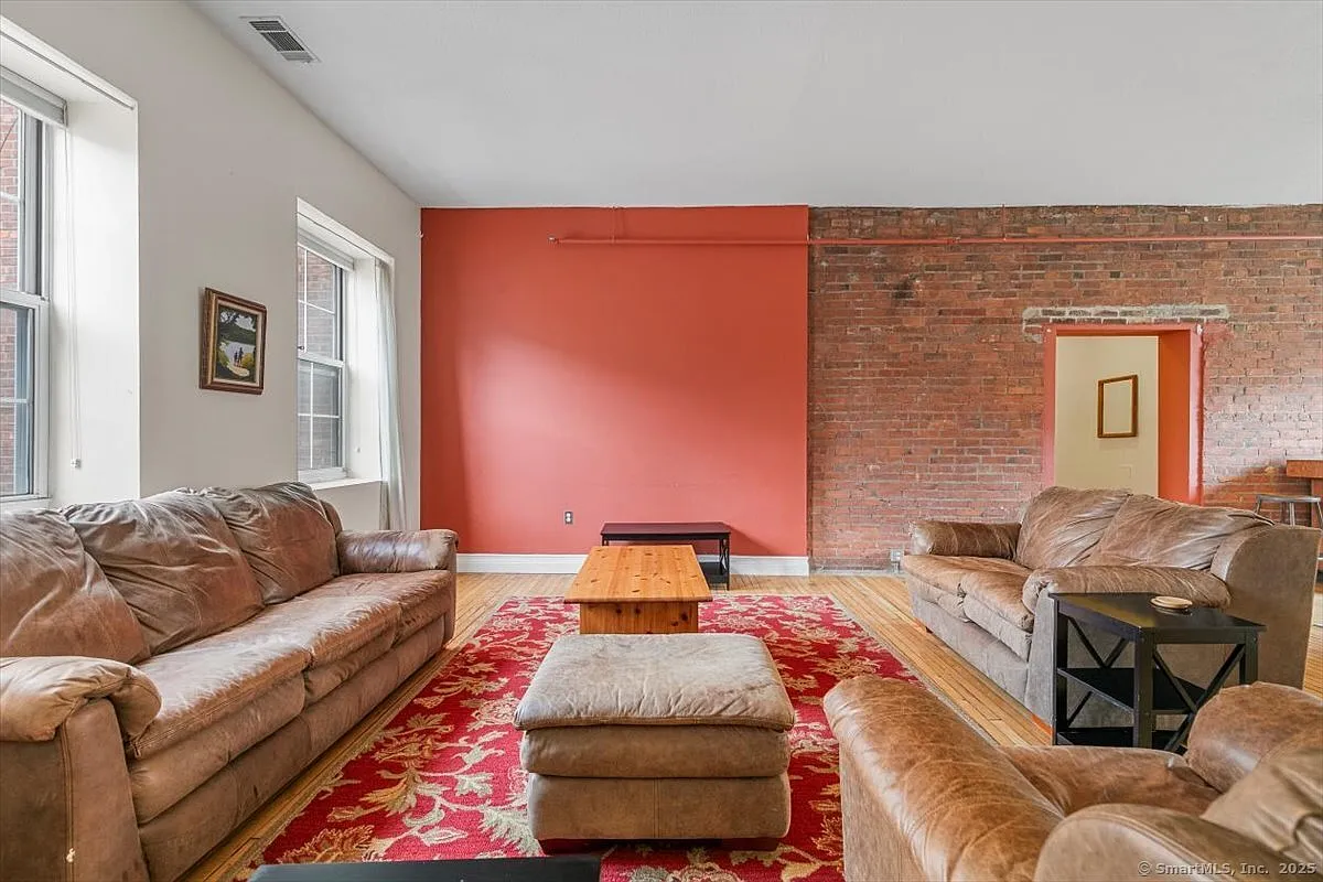 3 bed, 2.0 bath, 1452 sqft, $2,700 — Photo 2