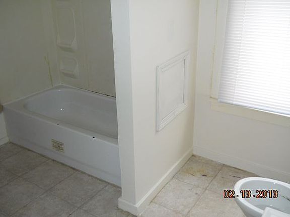 4th image of 919 S 6th St APT 2