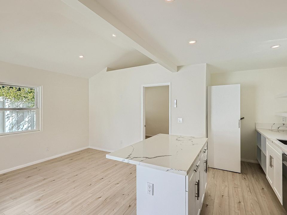 1st image of 858 Thomas Ave