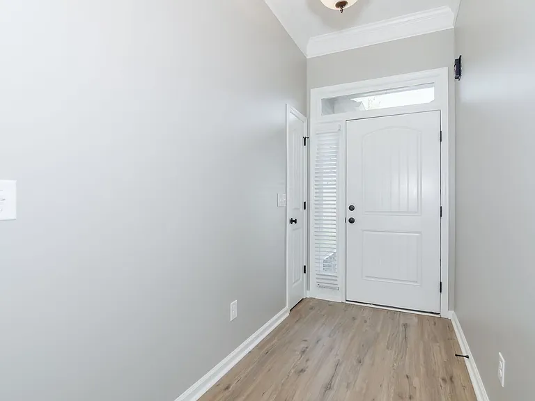 901 Avalon Ct — Photo 7