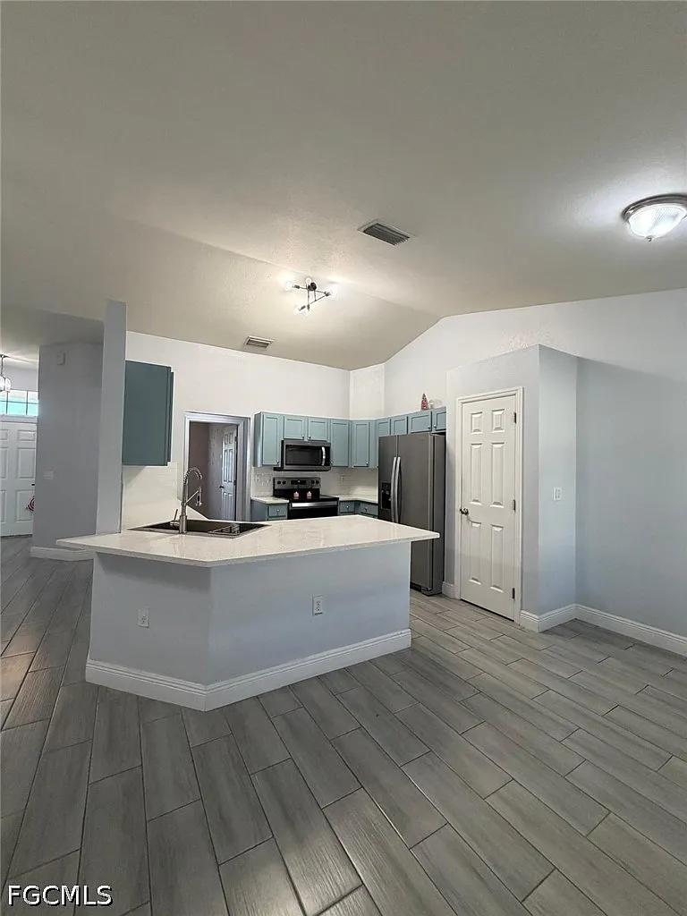 4 bed, 2.0 bath, 1858 sqft, $2,000 — Photo 4