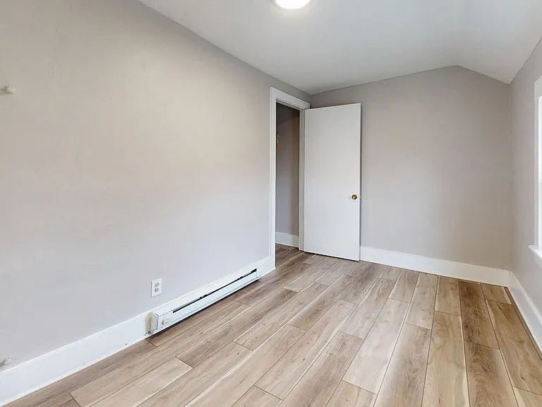 1031 W 9th St — Photo 35