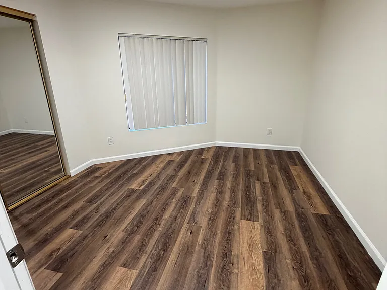 2935 Montrose Ave #104 — Photo 5