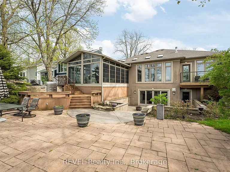 661 Clarence St — Photo 42