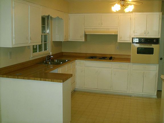 4th image of 3276 Poplar Dr