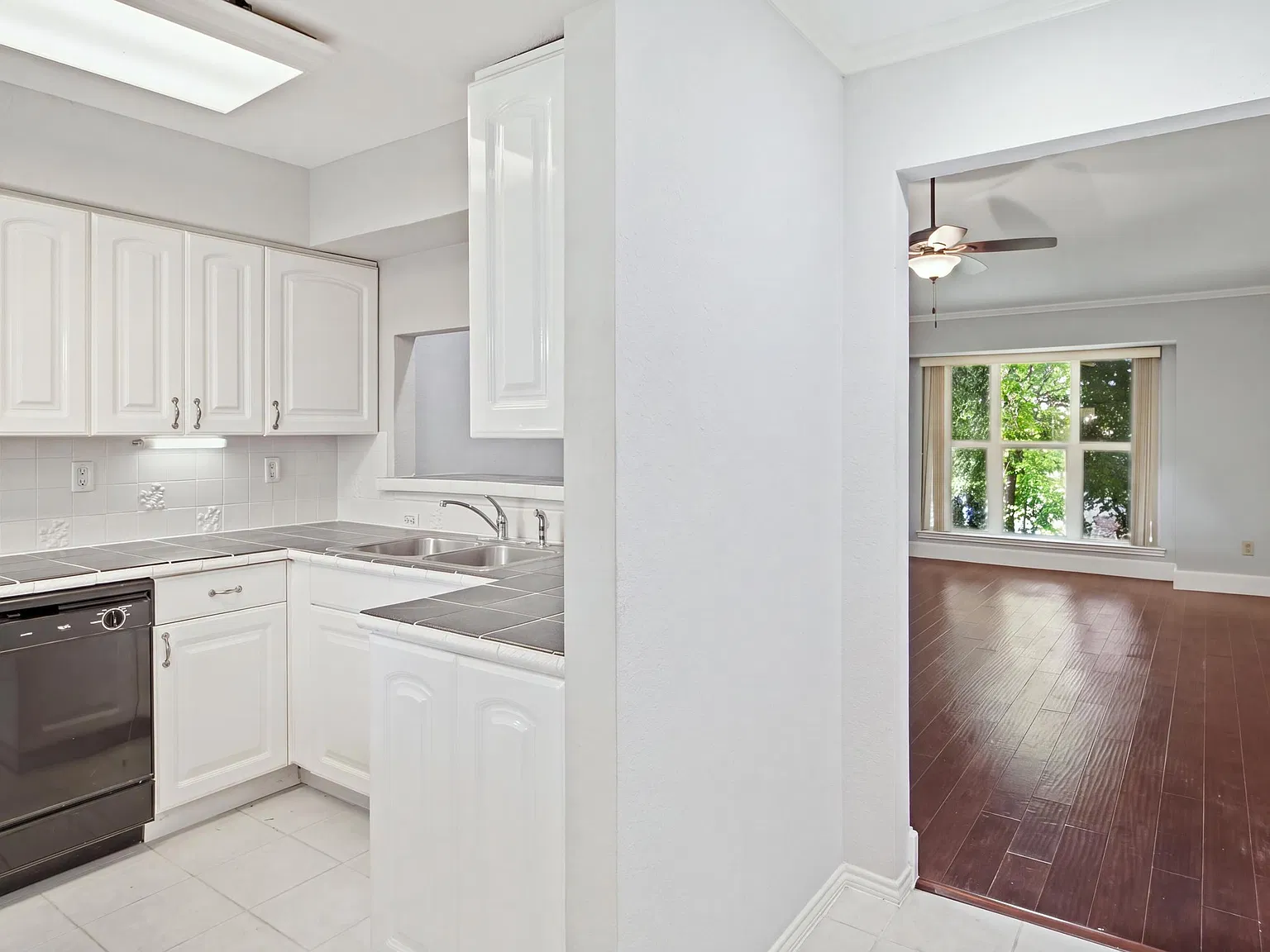 2 bed, 952 sqft, $1,800 — Photo 1