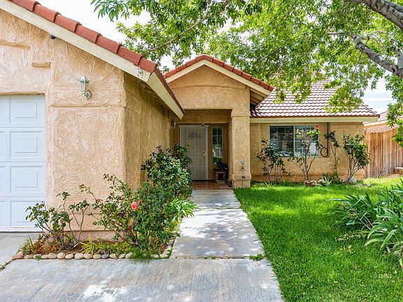 3rd image of 2122 S Del Rosa Dr