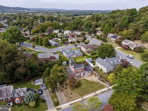 5th image of 429 Devon Ter