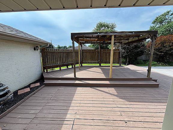 4th image of 310 Meadowbrook Dr