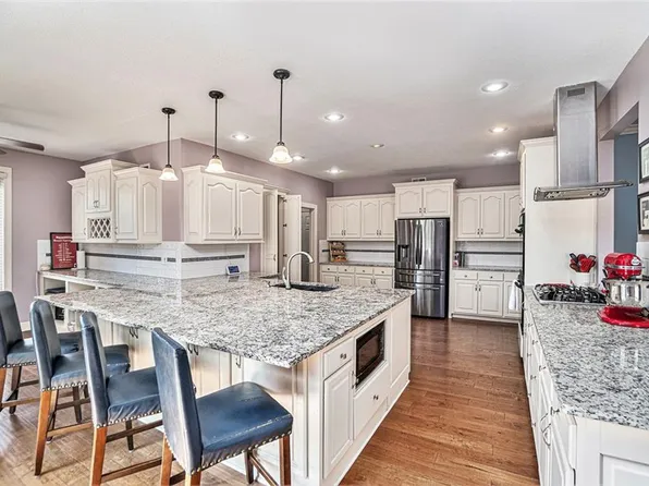 16195 S Bradley Dr, Olathe, KS 66062