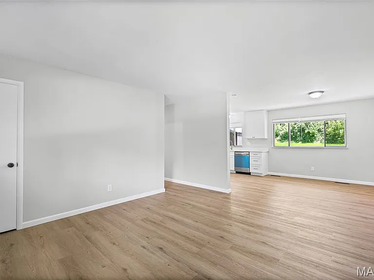404 Spring Meadows Dr — Photo 8