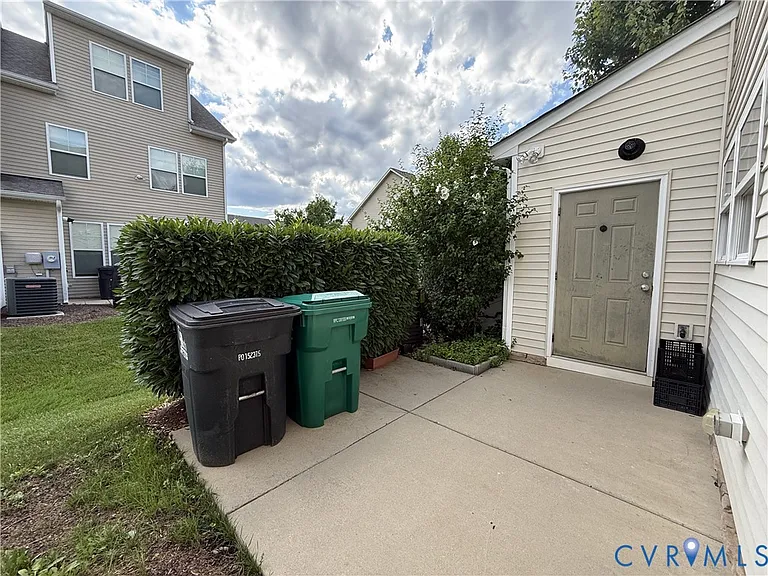 8049 Ellendale Dr — Photo 31